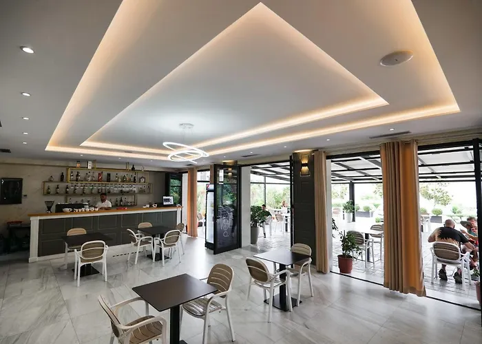 ホテル Roalb Radhimë