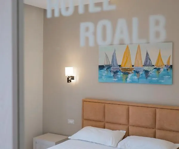 ホテル Roalb Radhimë