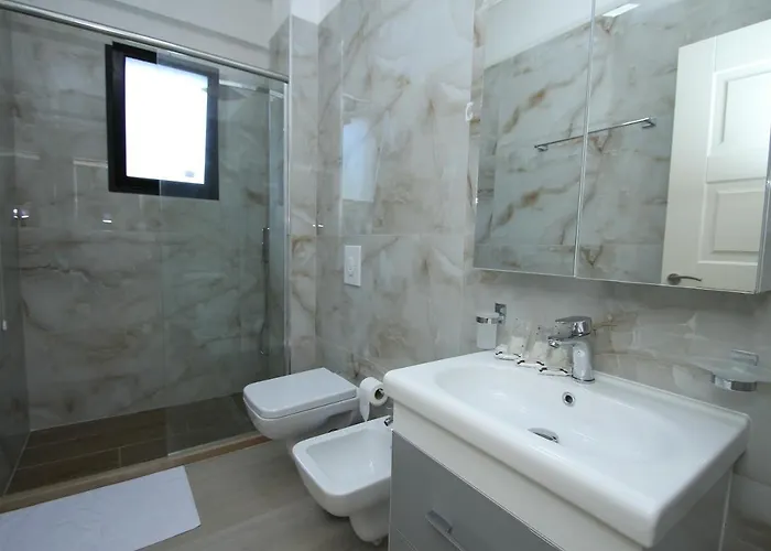 ホテル Roalb Radhimë