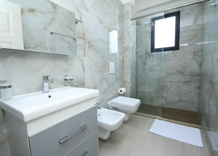 ホテル Roalb Radhimë