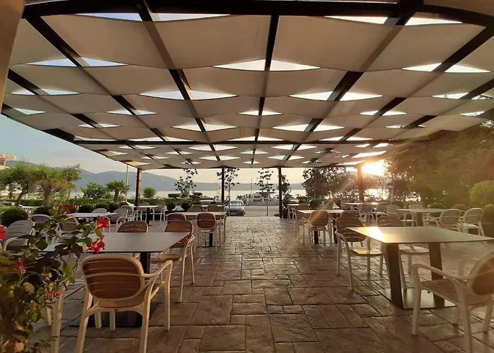 ホテル Roalb Radhimë